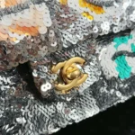 Borsa a mano Chanel da donna Classic 11.12 in raso ricamato con paillettes, perle di vetro e metallo color argento