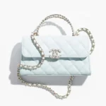 Chanel Damtelefonhållare med klaff och kedja i kornigt glänsande kalvskinn i guldfärgad metall