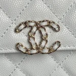 Chanel Damtelefonhållare med klaff och kedja i kornigt glänsande kalvskinn i guldfärgad metall