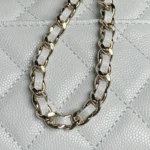 Chanel Damtelefonhållare med klaff och kedja i kornigt glänsande kalvskinn i guldfärgad metall