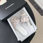 Chanel Damen Pantoletten Wildleder Ziegenleder Strass-Weiß G46231