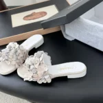 Chanel Damen Pantoletten Wildleder Ziegenleder Strass-Weiß G46231