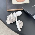 Chanel Damen Pantoletten Wildleder Ziegenleder Strass-Weiß G46231