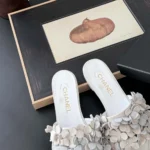 Chanel Damen Pantoletten Wildleder Ziegenleder Strass-Weiß G46231