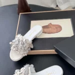 Chanel Damen Pantoletten Wildleder Ziegenleder Strass-Weiß G46231