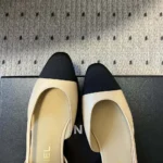 Chanel - Zapatos abiertos para mujer de piel de cabra en grosgrain beige y negro G31319