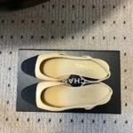Chanel - Zapatos abiertos para mujer de piel de cabra en grosgrain beige y negro G31319