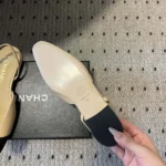 Chanel - Zapatos abiertos para mujer de piel de cabra en grosgrain beige y negro G31319