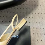 Chanel - Zapatos abiertos para mujer de piel de cabra en grosgrain beige y negro G31319