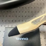 Chanel - Zapatos abiertos para mujer de piel de cabra en grosgrain beige y negro G31319