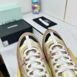 Baskets Chanel Femme en cuir de veau laminé et daim - Or clair G46609