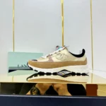 Baskets Chanel Femme en cuir de veau laminé et daim - Or clair G46609