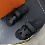 Sandalia unisex Hermes Chypre negra H222100Zv02340