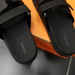 Sandalia unisex Hermes Chypre negra H222100Zv02340