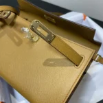 Hermes Women Kelly To Go in Epsom Leather-Gold - Imagen 9