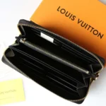 Louis Vuitton LV Unisex Zippy Geldbörse aus Lammleder mit Monogrammprägung - Schwarz
