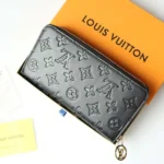 Louis Vuitton LV Unisex Zippy Geldbörse aus Lammleder mit Monogrammprägung - Schwarz