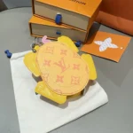 Louis Vuitton LV Damen LV Frosch Taschenanhänger-Gelb M02215