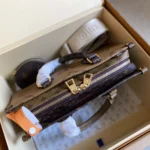 Borsa Louis Vuitton LV da donna Onthego East West Chain Monogram Reverse Canvas M14236