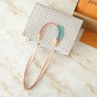 Louis Vuitton LV Women Onthego PM H27 M15138 (1)