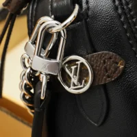 Louis Vuitton LV Women Pochette Vibe Lambskin Leather M14544 (1)