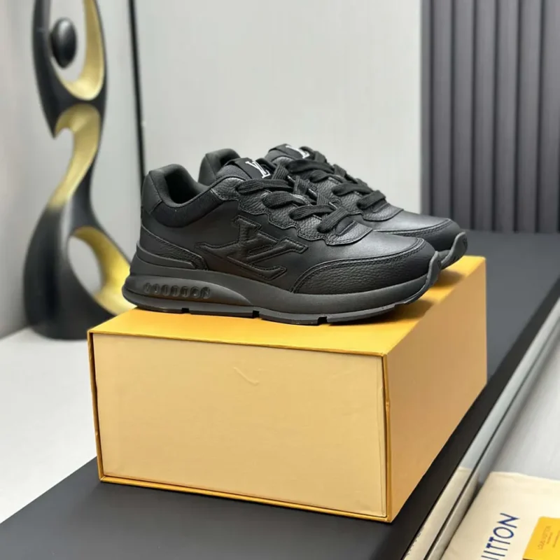 Louis Vuitton Unisex LV Classic Sneaker-Black 1AHSSV