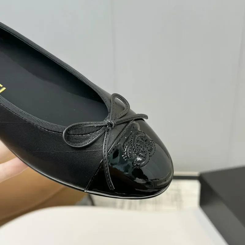 Chanel Dambalettskor i lackerat kalvskinn - Svart