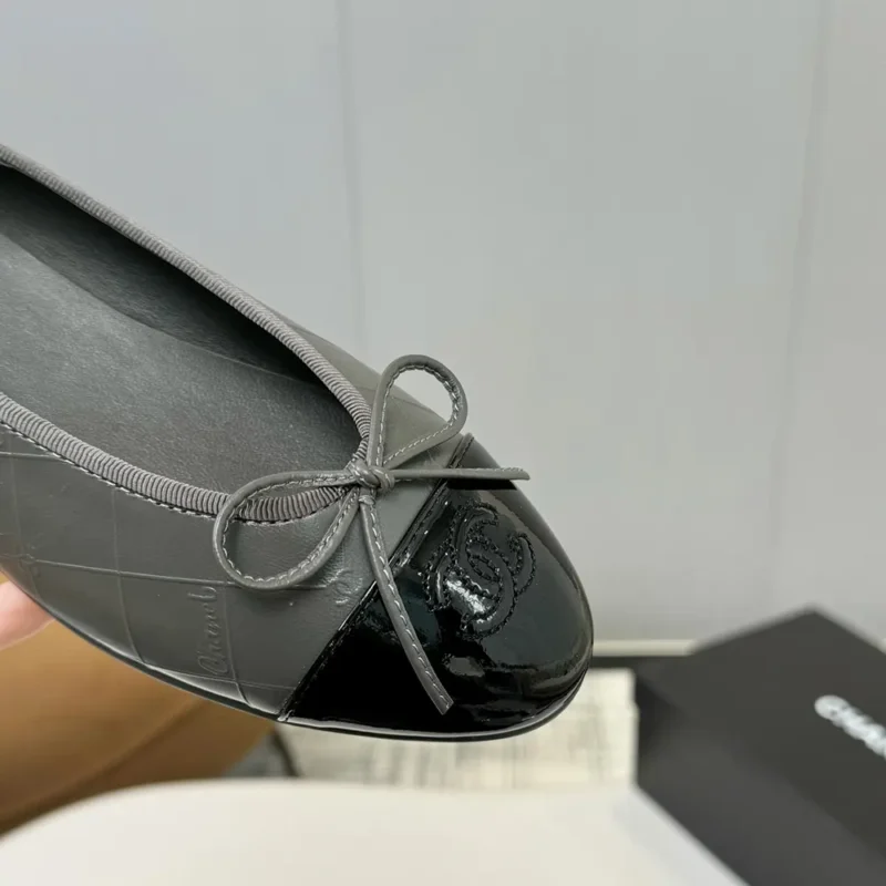 Chanel Dambalettskor i kalvskinn med lack - Grå/Svart