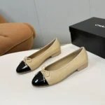 Ballerine Chanel da donna in pelle di vitello verniciata - Sabbia/Nero