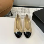 Ballerine Chanel da donna in pelle di vitello verniciata - Sabbia/Nero