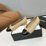 Ballerine Chanel da donna in pelle di vitello verniciata - Sabbia/Nero