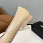 Ballerine Chanel da donna in pelle di vitello verniciata - Sabbia/Nero