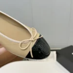 Ballerine Chanel da donna in pelle di vitello verniciata - Sabbia/Nero
