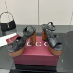 Sandalia de plataforma Gucci GG para mujer - Negro 835313BKO00