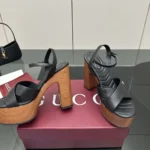 Sandalia de plataforma Gucci GG para mujer - Negro 835313BKO00