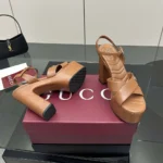 Sandalia de plataforma Gucci GG para mujer - Marrón 835313BKO00