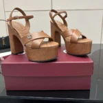 Sandalia de plataforma Gucci GG para mujer - Marrón 835313BKO00