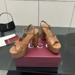 Sandalia de plataforma Gucci GG para mujer - Marrón 835313BKO00