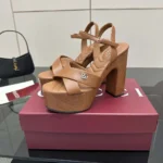 Sandalia de plataforma Gucci GG para mujer - Marrón 835313BKO00