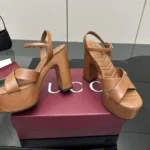 Sandalia de plataforma Gucci GG para mujer - Marrón 835313BKO00