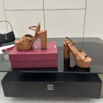 Sandalia de plataforma Gucci GG para mujer - Marrón 835313BKO00