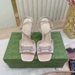 Sandalo Gucci GG da donna con morsetto in cristallo 834342 FAD88