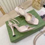 Sandalo Gucci GG da donna con morsetto in cristallo 834342 FAD88