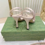 Sandalo Gucci GG da donna con morsetto in cristallo 834342 FAD88