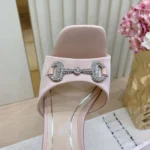 Sandalo Gucci GG da donna con morsetto in cristallo 834342 FAD88