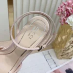 Sandalo Gucci GG da donna con morsetto in cristallo 834342 FAD88