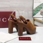 Gucci Sandalo con plateau e morsetto da donna - Marrone 834420AAEXM