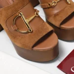 Gucci Sandalo con plateau e morsetto da donna - Marrone 834420AAEXM