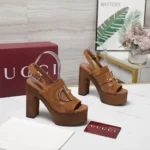 Gucci Sandalo con plateau e morsetto da donna - Marrone 834420AAEXM