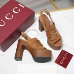 Gucci Sandalo con plateau e morsetto da donna - Marrone 834420AAEXM